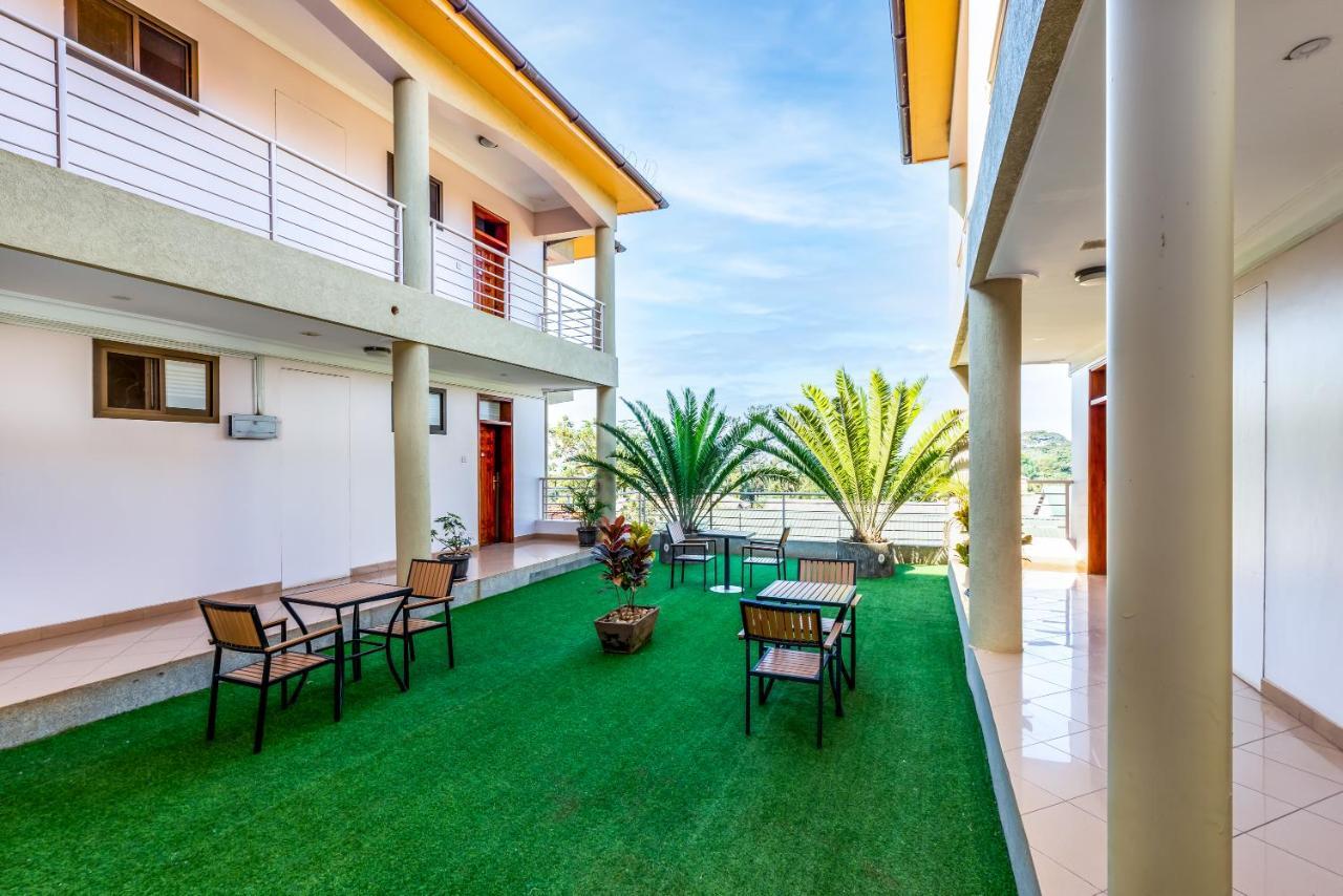 Entebbe Traveller'S Hotel Zewnętrze zdjęcie
