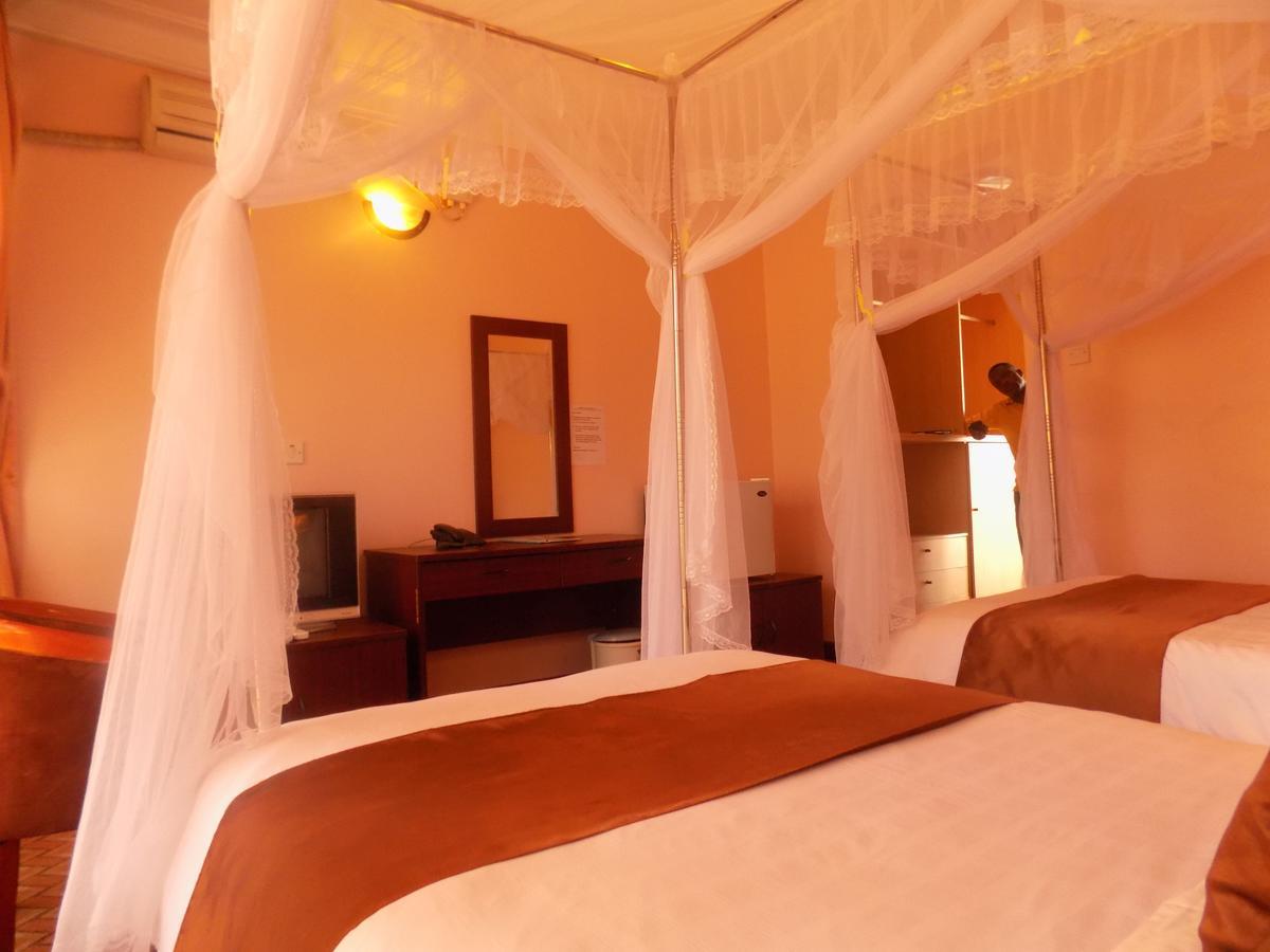 Entebbe Traveller'S Hotel Zewnętrze zdjęcie
