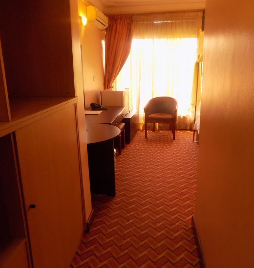 Entebbe Traveller'S Hotel Zewnętrze zdjęcie