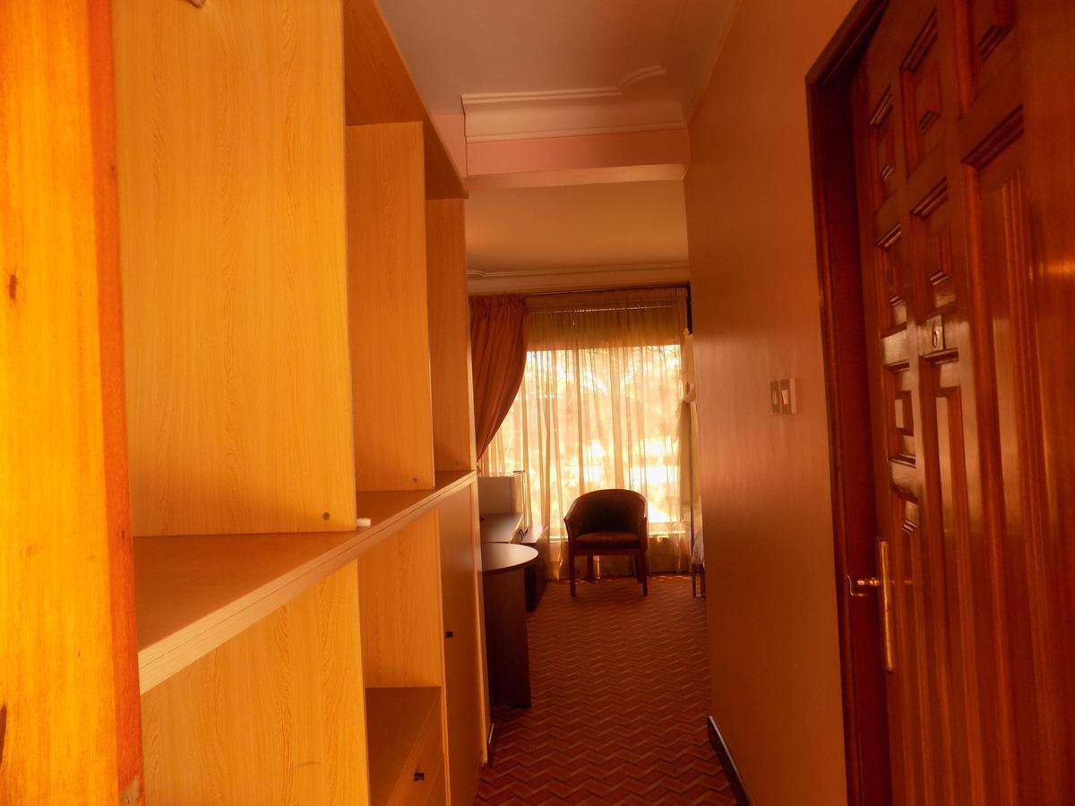 Entebbe Traveller'S Hotel Zewnętrze zdjęcie